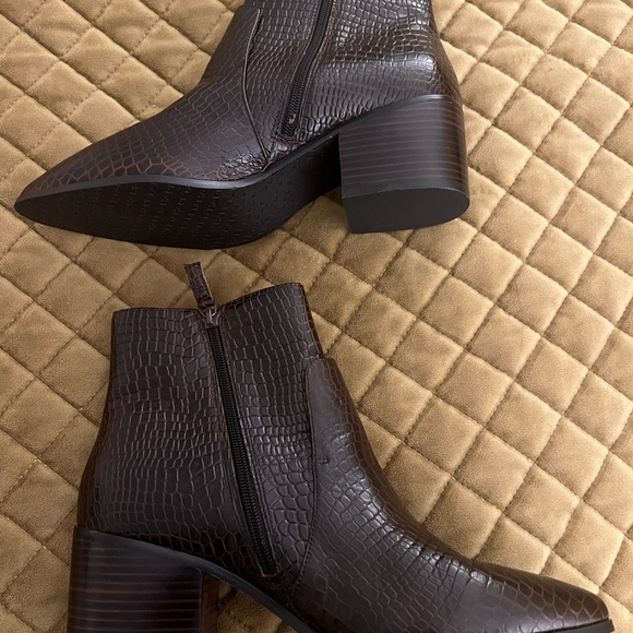 Tahari “Raffi” Crocodile Embossed Leather Booties - Picture 4 of 6